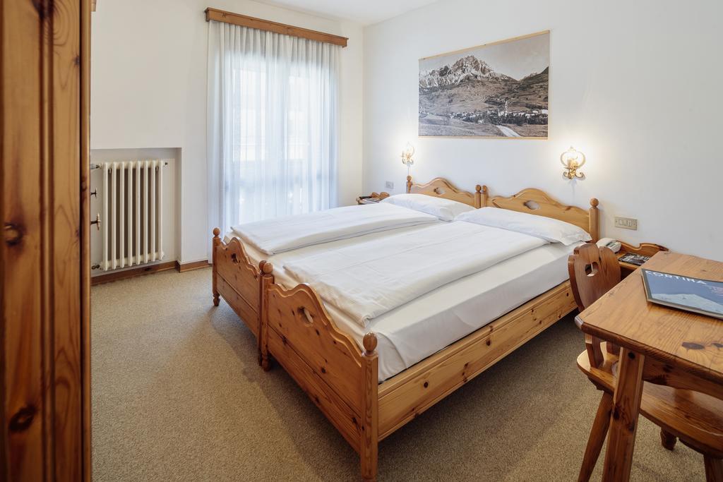 Hotel Al Larin Cortina d'Ampezzo Ngoại thất bức ảnh